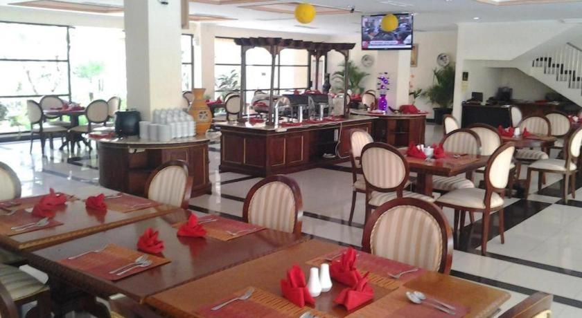 Yusro Hotel Restaurant & Convention Jombang Exterior photo