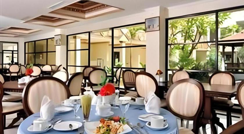 Yusro Hotel Restaurant & Convention Jombang Exterior photo