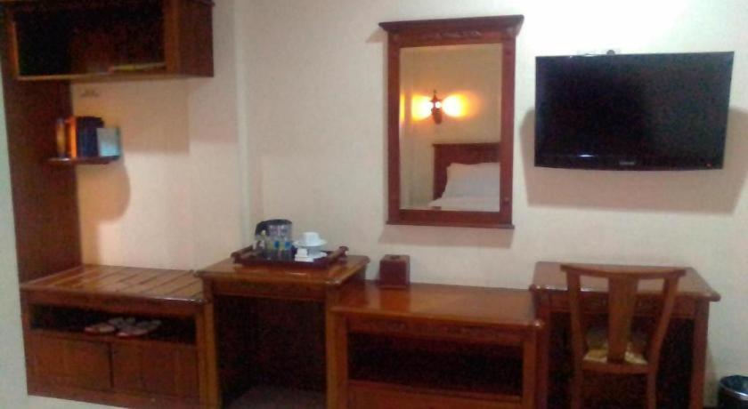 Yusro Hotel Restaurant & Convention Jombang Exterior photo