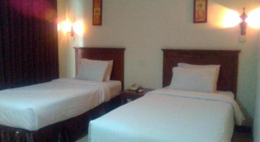 Yusro Hotel Restaurant & Convention Jombang Exterior photo